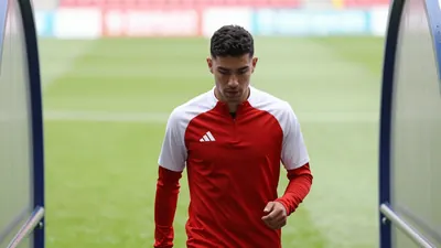 AZ Alkmaar staat na vier overwinningen alleen aan de top van de Eredivisie en heeft vleugelspeler Ibrahim Sadiq verkocht...