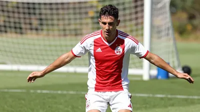 De 20-jarige middenvelder van AZ Alkmaar ziet een stap naar een traditionele topclub niet meer als noodzakelijk, mede...