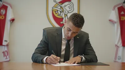 Complete middenvelder vertrekt: Sven dwingt AZ-transfer af