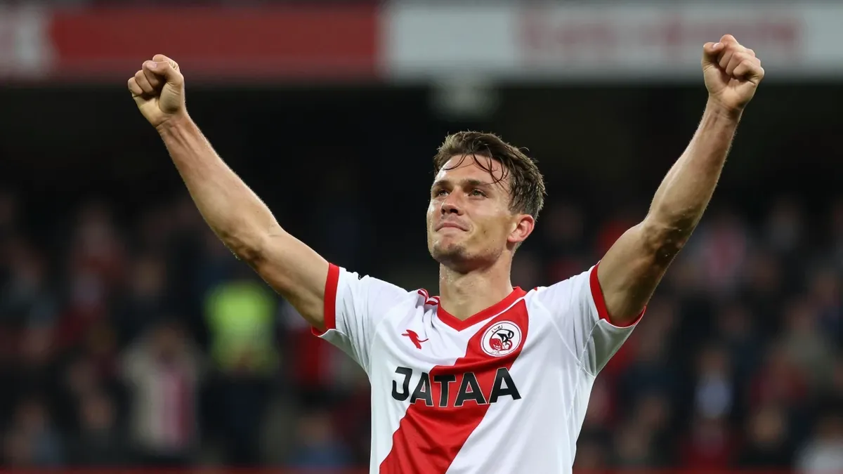 AZ Alkmaar zette zijn perfecte seizoenstart voort met een 0-2 overwinning op Fortuna, dankzij doelpunten van Ole Romeny...