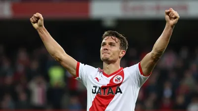 AZ Alkmaar zette zijn perfecte seizoenstart voort met een 0-2 overwinning op Fortuna, dankzij doelpunten van Ole Romeny...