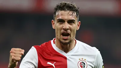 AZ Alkmaar heeft Feyenoord verslagen in een direct duel aan de top van de Eredivisie, waardoor de ploeg uit Alkmaar met 9...